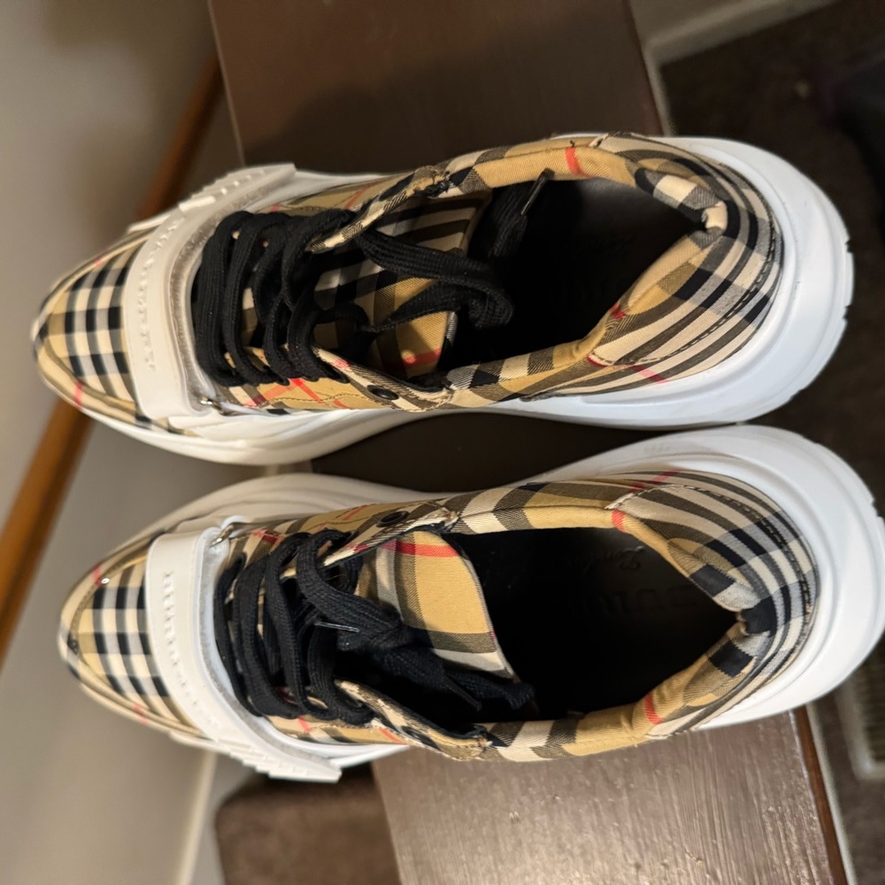 Men Burberry shoes size 43